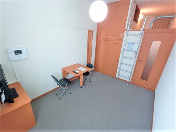 ベッドルーム(家電・家具付きのお部屋です。)