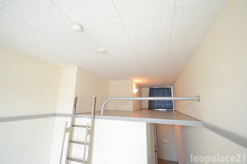 物件内観写真13　(ロフトは大型収納で広々しております♪)