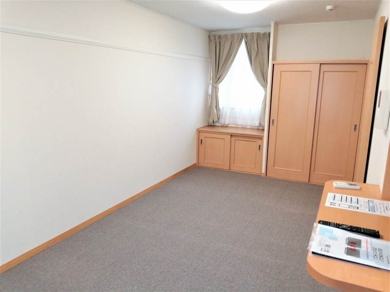 物件内観写真4　(家電・家具付きのお部屋です。)