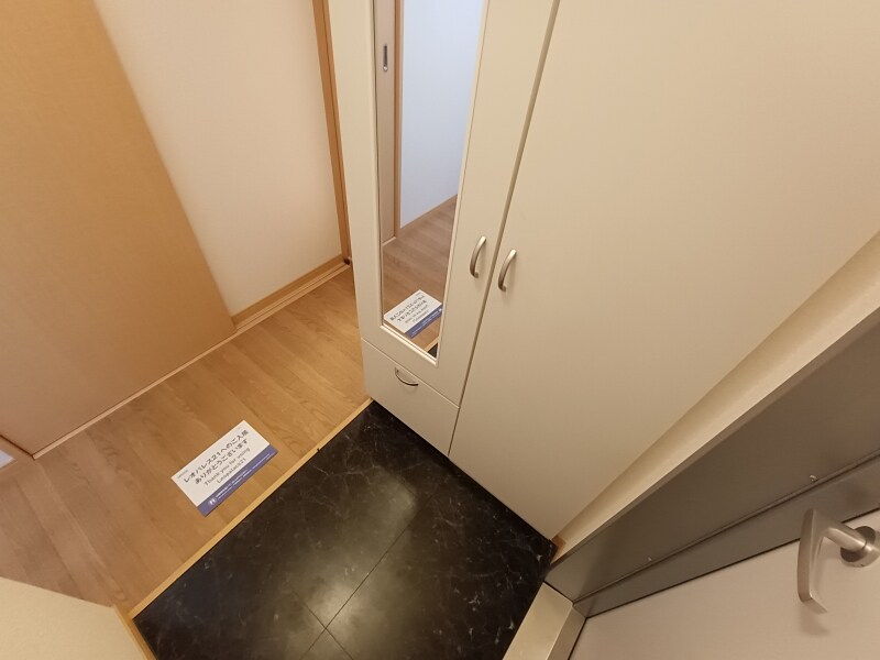 物件内観写真7　(玄関には下駄箱スペースあり)