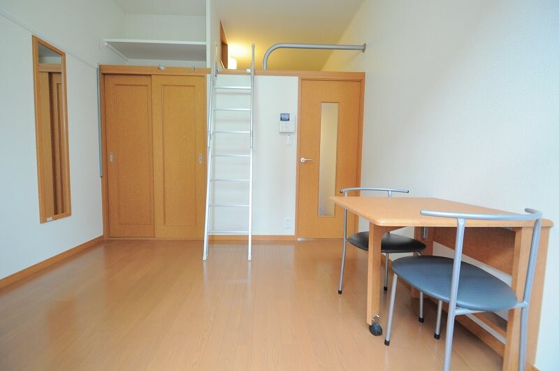 物件内観写真4　(1Fフローリング2Ｆ絨毯　設備・仕様が異なる場合がございます)