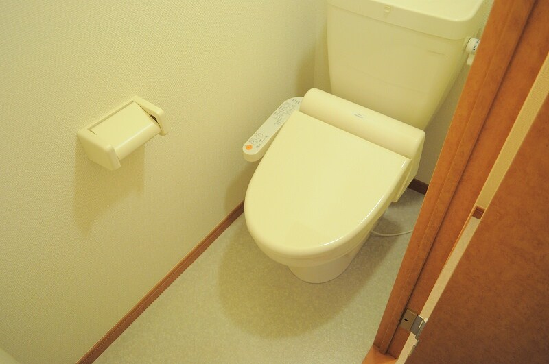 物件内観写真9　(温水洗浄便座付き。実際のトイレは仕様が異なる場合がございます)