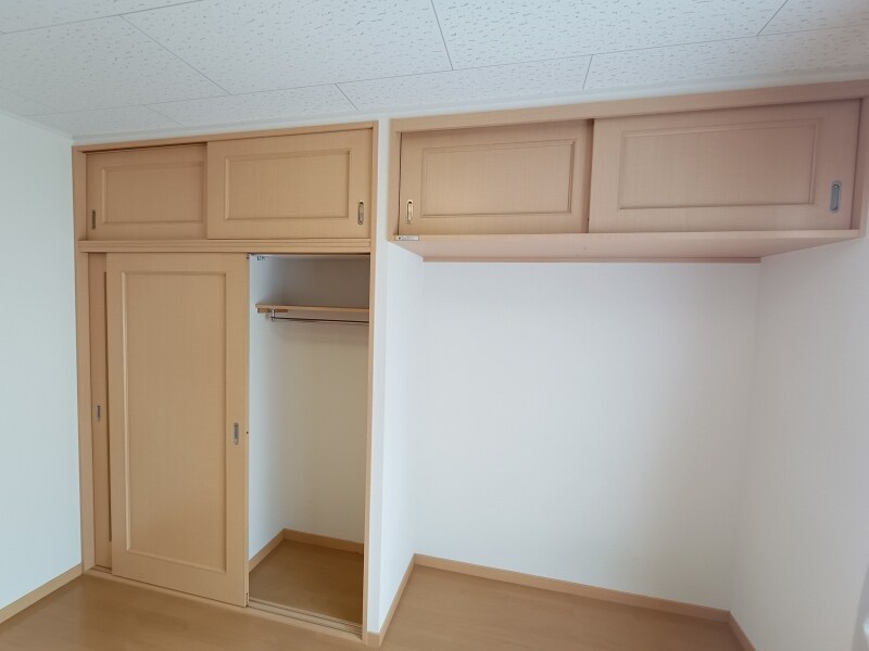 物件内観写真14　(寝室収納スペース)