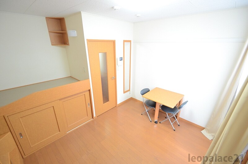 物件内観写真4　(1階フローリング　2階カーペットタイプです！)