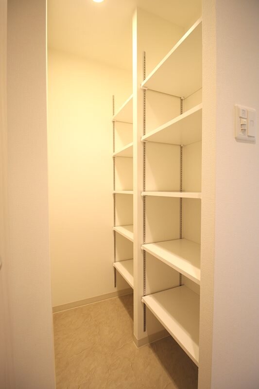 物件内観写真14　(大容量のシューズインクローゼット)