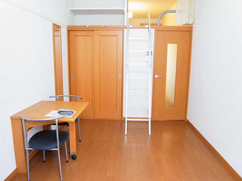 物件内観写真4　(ロフト付きで天井が高く開放感があります。)