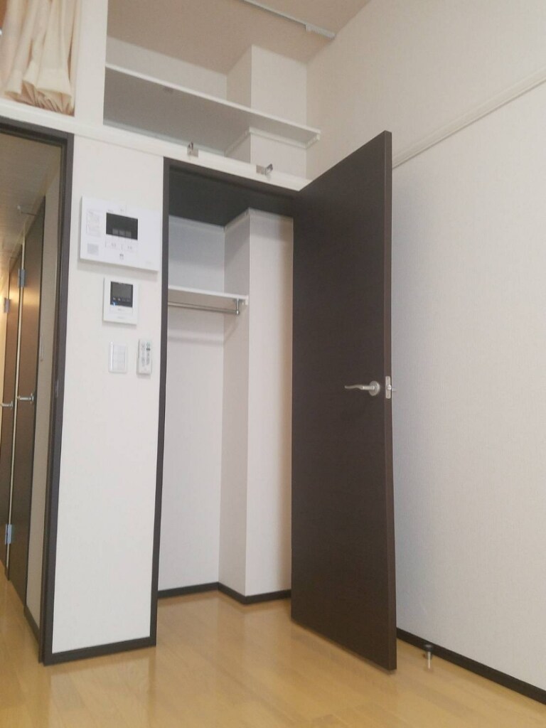 物件内観写真12　(大きなクローゼットでお部屋を広くお使い頂けます。)