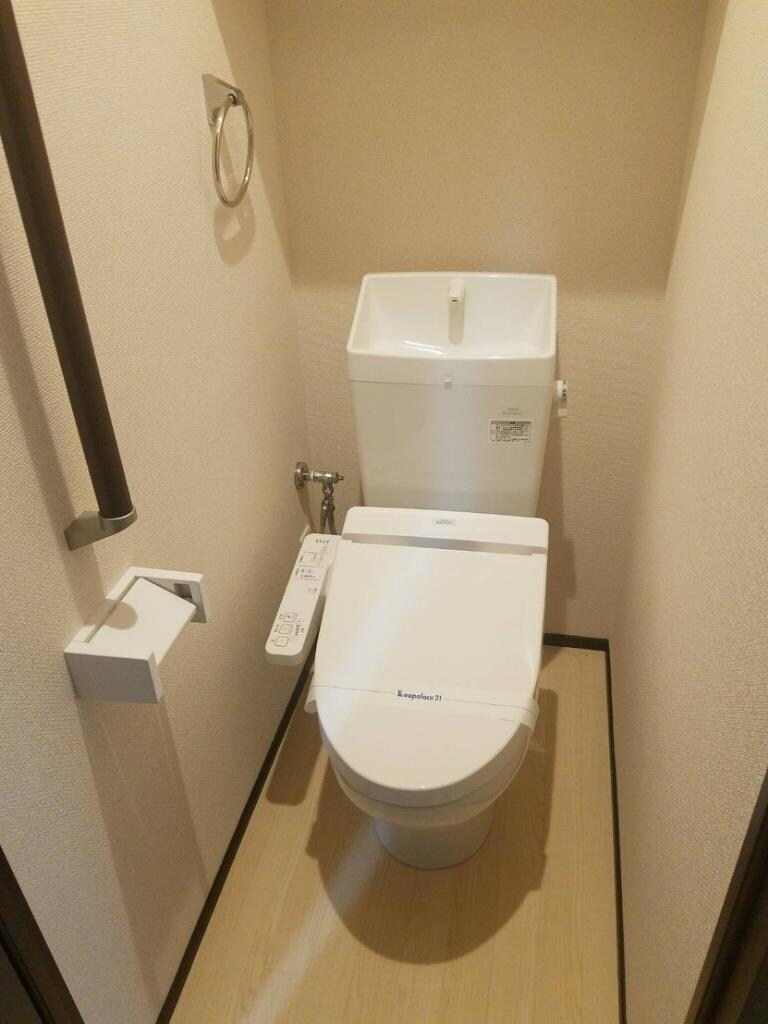 物件内観写真13　(温水洗浄付便座でリラックスタイム。)