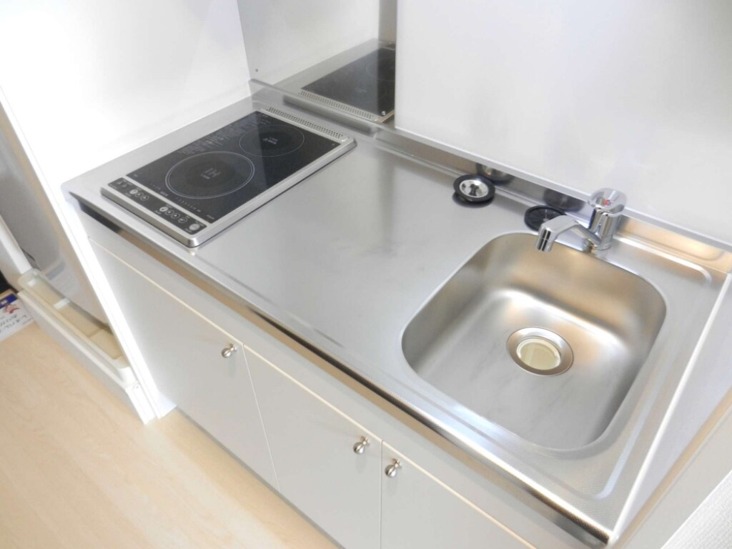 物件内観写真4　(広々キッチン　ＩＨコンロ完備)