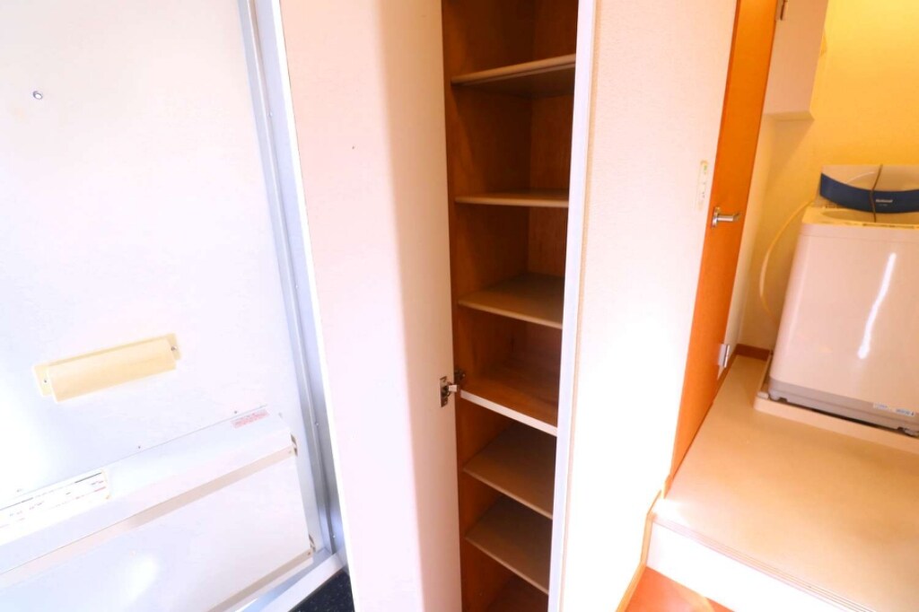 物件内観写真9　(玄関横の収納で片付いた玄関がキープできます)