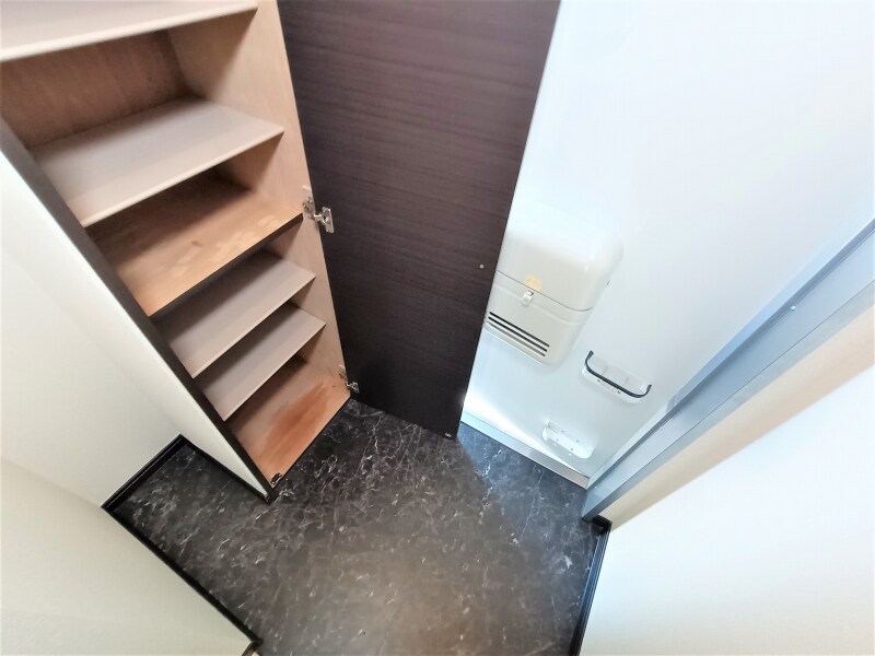 物件内観写真7　(玄関には下駄箱スペースがあります。)