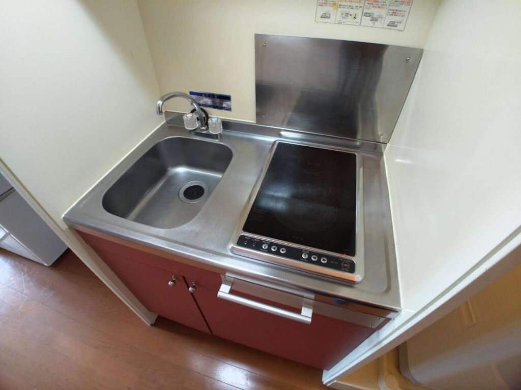 物件内観写真3　(一人暮らしにピッタリの機能的なシンク)