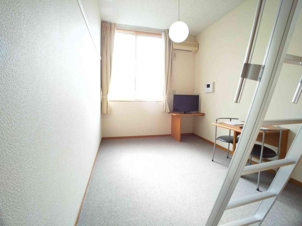 物件内観写真4　(ワイドな窓にて明るいお部屋)