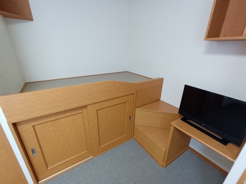 物件内観写真15　(ベッドの下は大型収納です。)