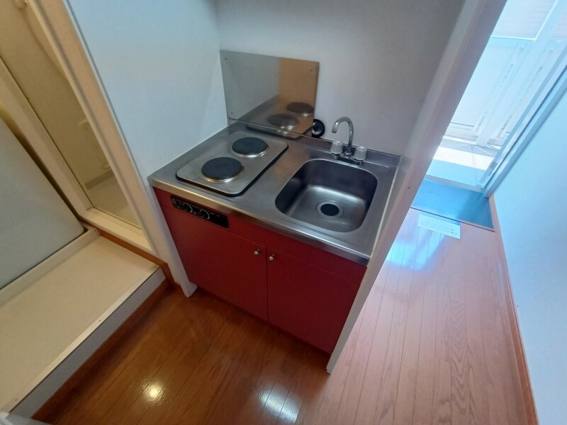 物件内観写真3　(コンロは２口コンロです。)