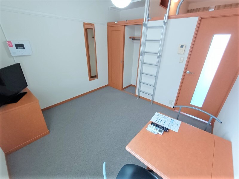 物件内観写真4　(家電・家具付きのお部屋です。)