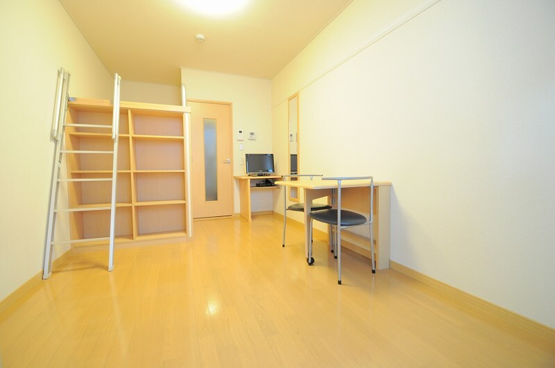 物件内観写真4　(1Fフローリング２Ｆ絨毯　設備・仕様が異なる場合がございます)