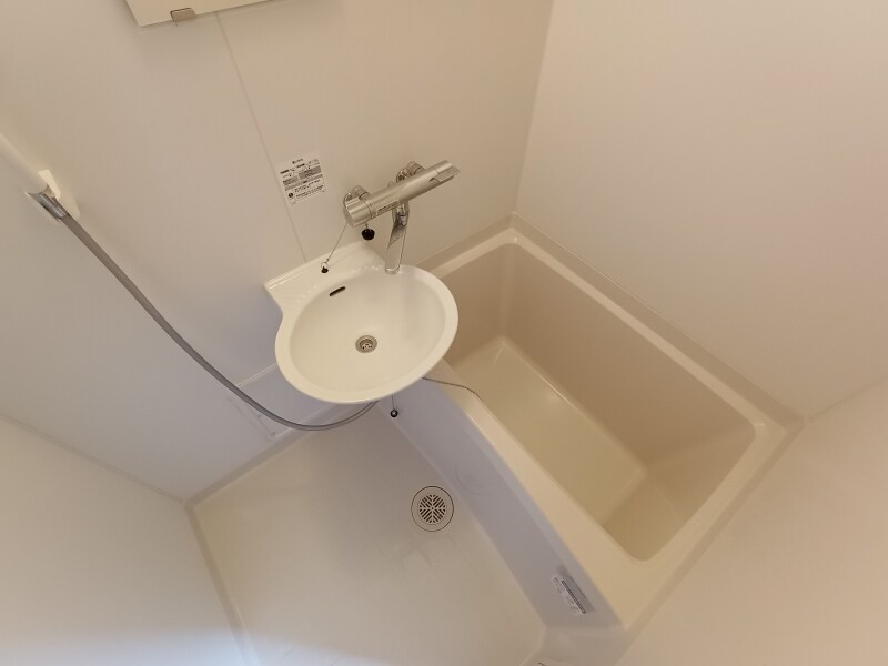 物件内観写真5　(浴室乾燥付き。実際のお風呂は仕様が異なる場合がございます)