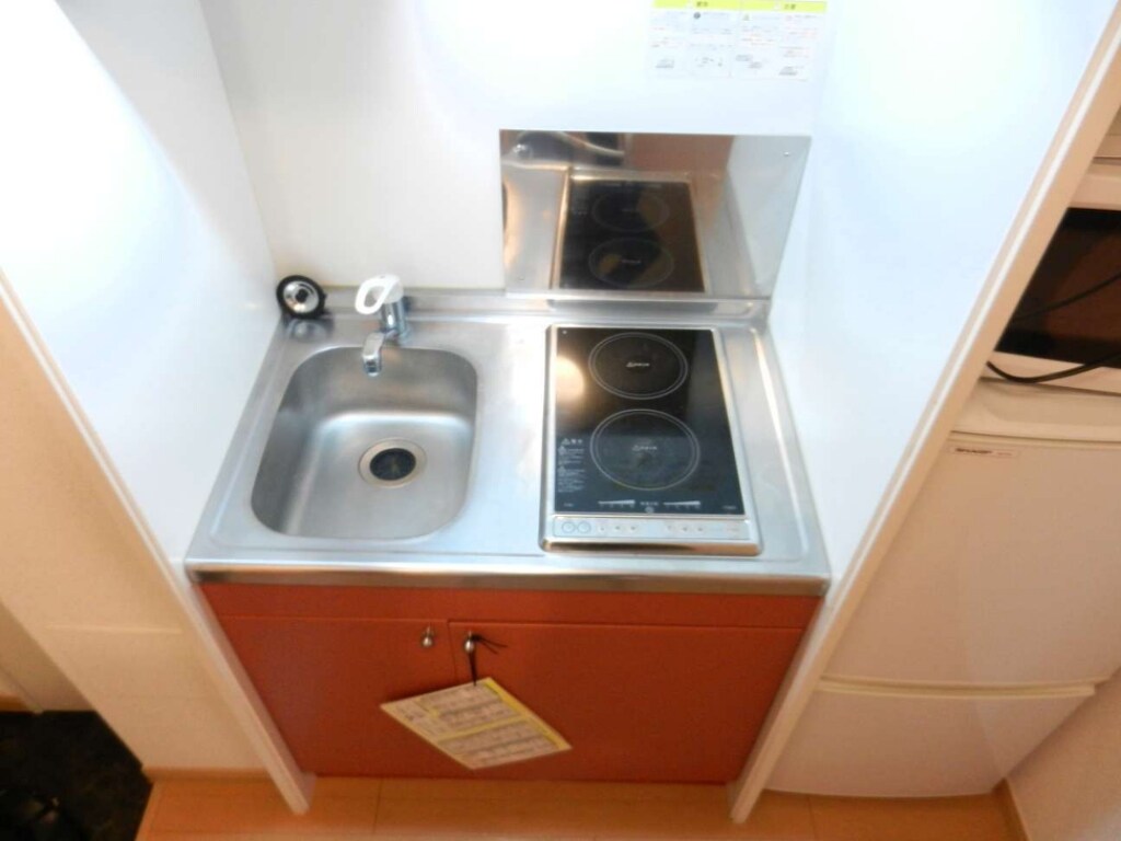 物件内観写真3　(一人暮らしにピッタリの機能的なシンク)