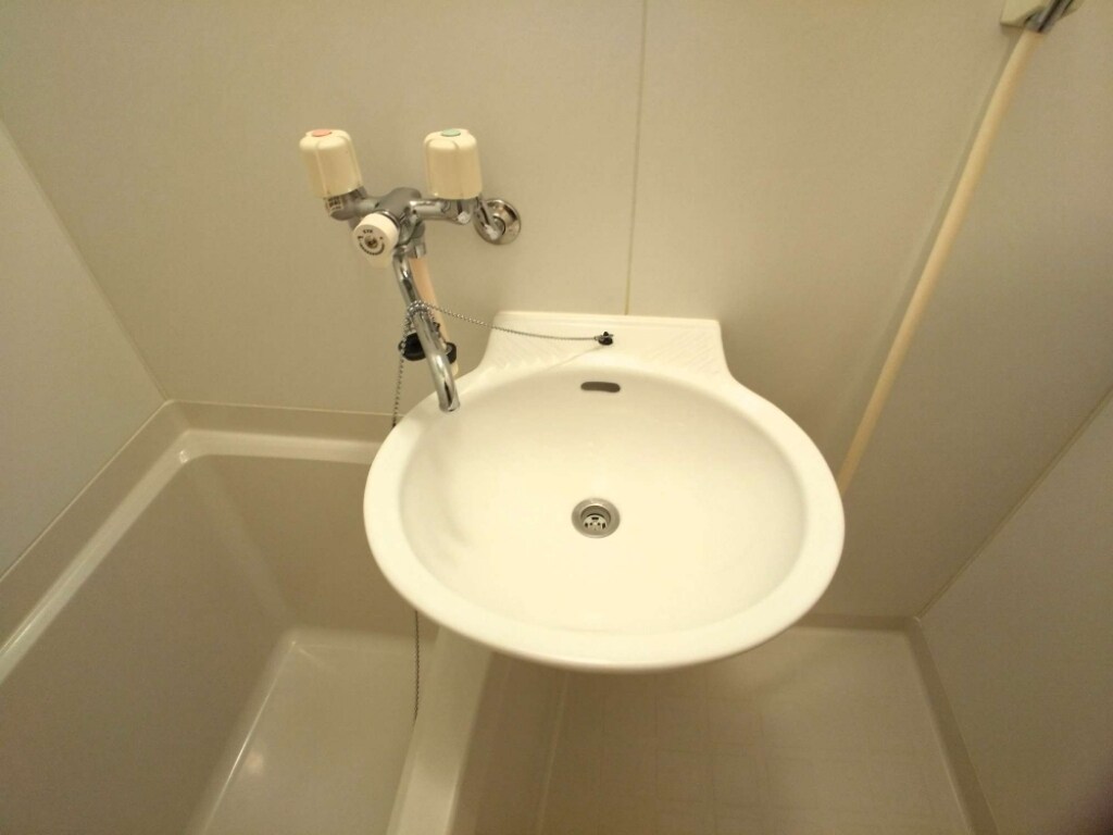 物件内観写真10　(鏡を備え　準備のしやすい洗面台)