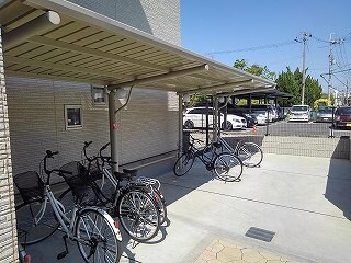 物件内観写真13　(自転車置き場は無料でご利用いただけます。)