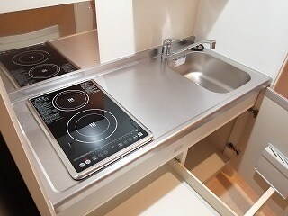 物件内観写真3　(収納もたくさんあって料理がやりやすそう。)