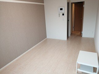 物件内観写真4　(白を基調としたフローリングで清潔感が漂います。)