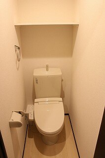 物件内観写真9　(温水洗浄便座も付いて衛生的です。)