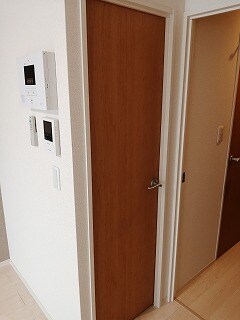 物件内観写真12　(クローゼットの収納も大きくて使い易いです。)