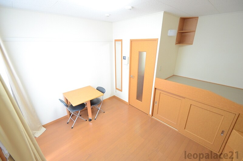 物件内観写真6　(家伝・家具付きのお部屋です。)