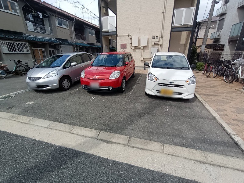 物件内観写真11　(駐車場は別途料金が必要です。)