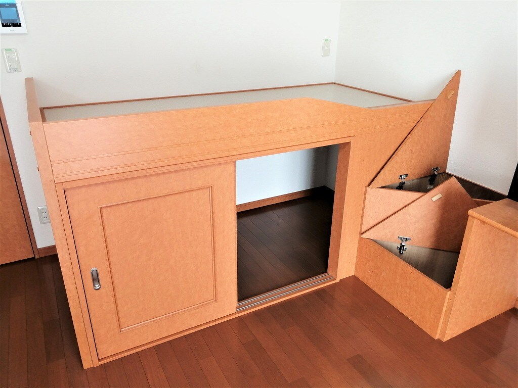 物件内観写真15　(ベッド下が収納スペースです。)