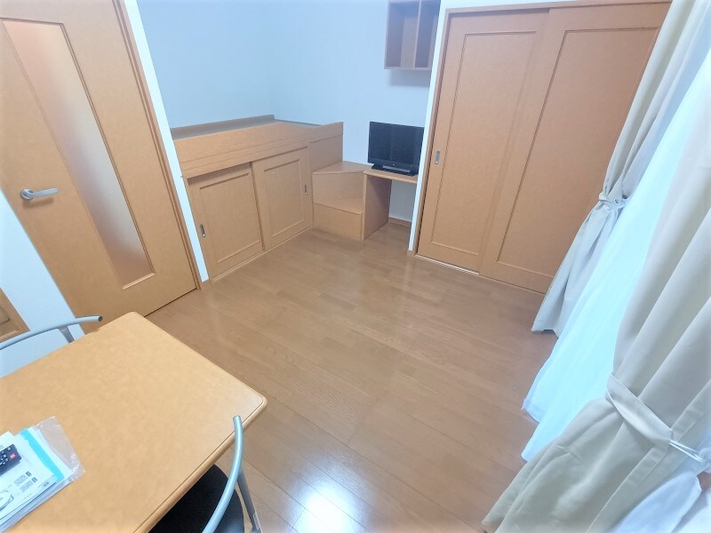 物件内観写真4　(1Fフローリング2Ｆ絨毯　設備・仕様が異なる場合がございます)