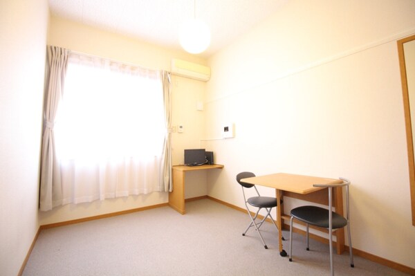 リビング(ロフト付きなので、天井高く開放感のあるお部屋です。)