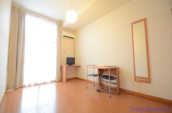 ベッドルーム(家電・家具付きのお部屋です。)