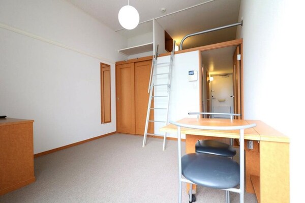 リビング(1Fはフローリング・2Ｆ以上は絨毯。同タイプの物件写真です。)