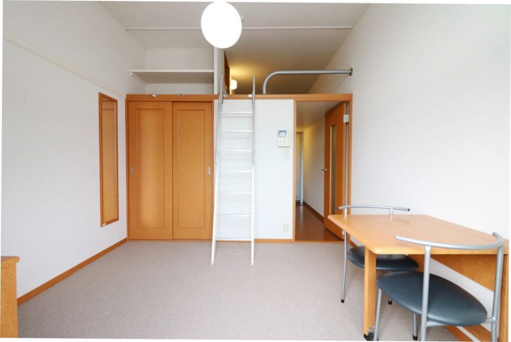 物件内観写真8　(１Fはフローリング仕様・２Ｆは絨毯仕様になります。)