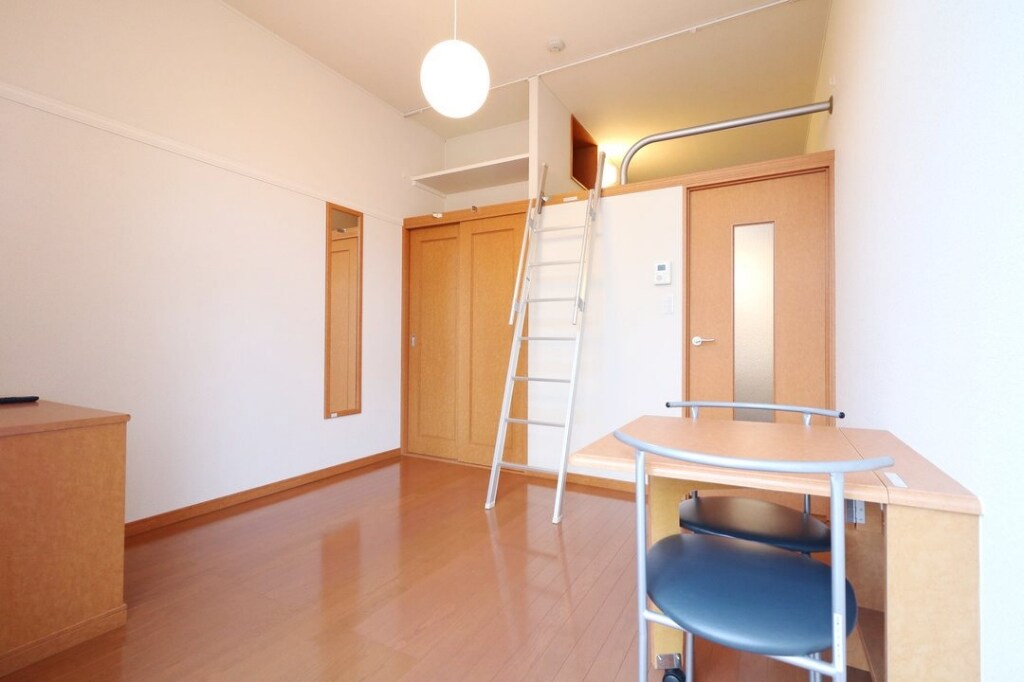 物件内観写真11　(人気のロフトタイプ！お部屋が広々使えて便利です！)