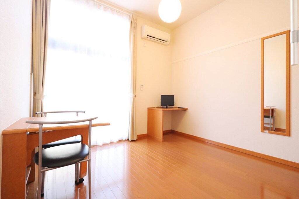 物件内観写真12　(カーテン、照明が付いているので入居時の手間がかかりません！)