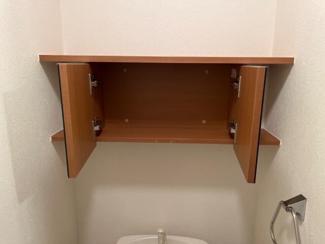 物件内観写真21　(トイレ収納)