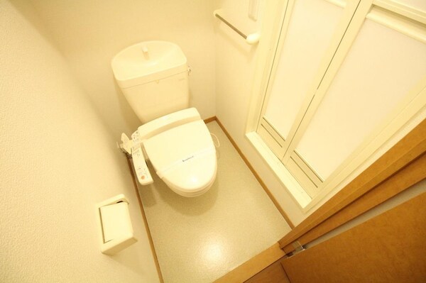 トイレ(あると嬉しい温水洗浄便座が標準装備です。)