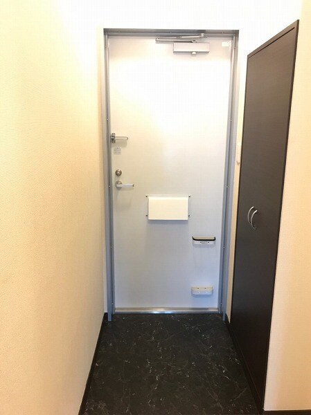 物件内観写真6　(玄関にはシューズボックスがあります。)