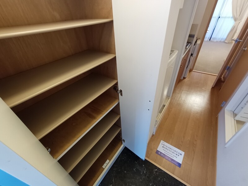 物件内観写真8　(玄関には下駄箱スペースがあります。)