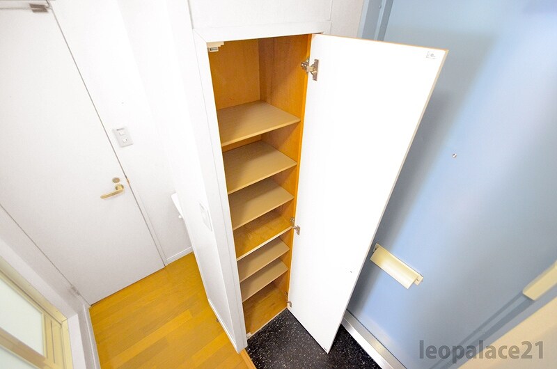 物件内観写真7　(玄関には下駄箱スペースがあります。)