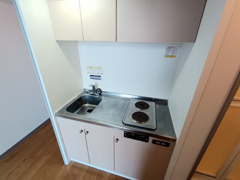 物件内観写真3　(実際のキッチンは設備・仕様が異なる場合がございます)