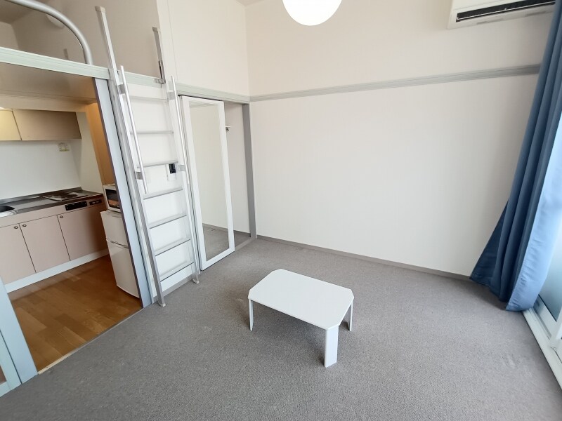 物件内観写真4　(家電・家具有の部屋です。)