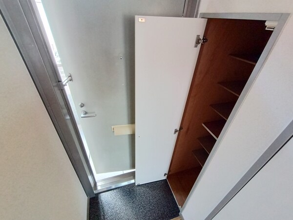 玄関(玄関には下駄箱スペースがあります。)