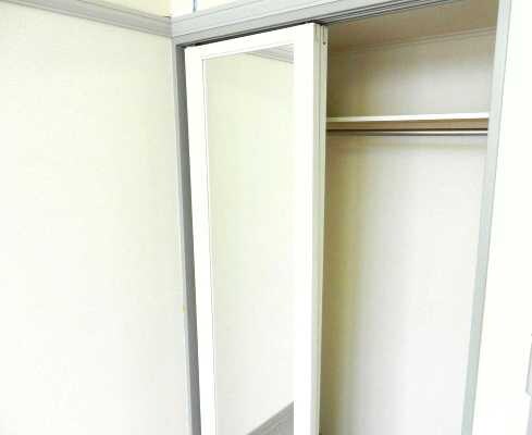 物件内観写真12　(広々としたクローゼットで収納力抜群です。)