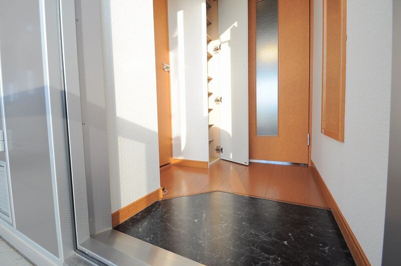 物件内観写真7　(収納力バツグンの靴箱！)