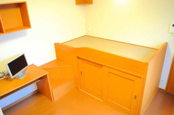 その他(お部屋にはベッド完備。効率的なお部屋です)